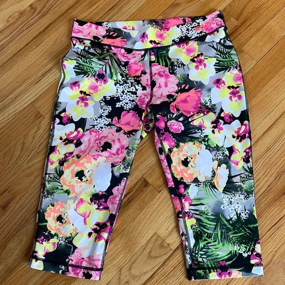 FILA Running Cropped Leggings in Colorful Floral Print and Matching Top - Picture 2 of 8